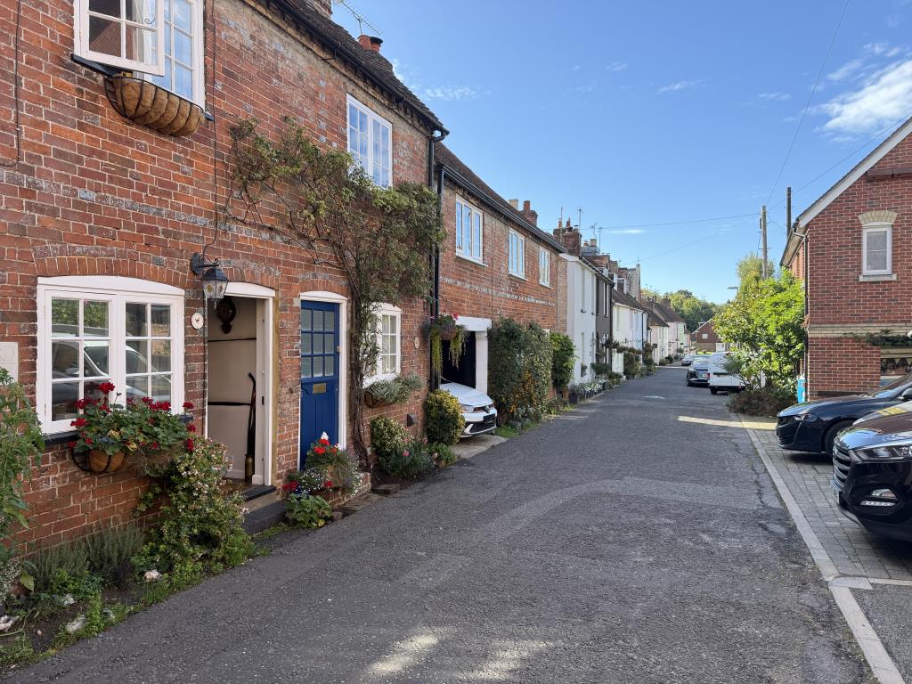 Lot: 139 - ONE-BEDROOM FLAT FOR INVESTMENT OR OCCUPATION - View of Upper Basingwell Street